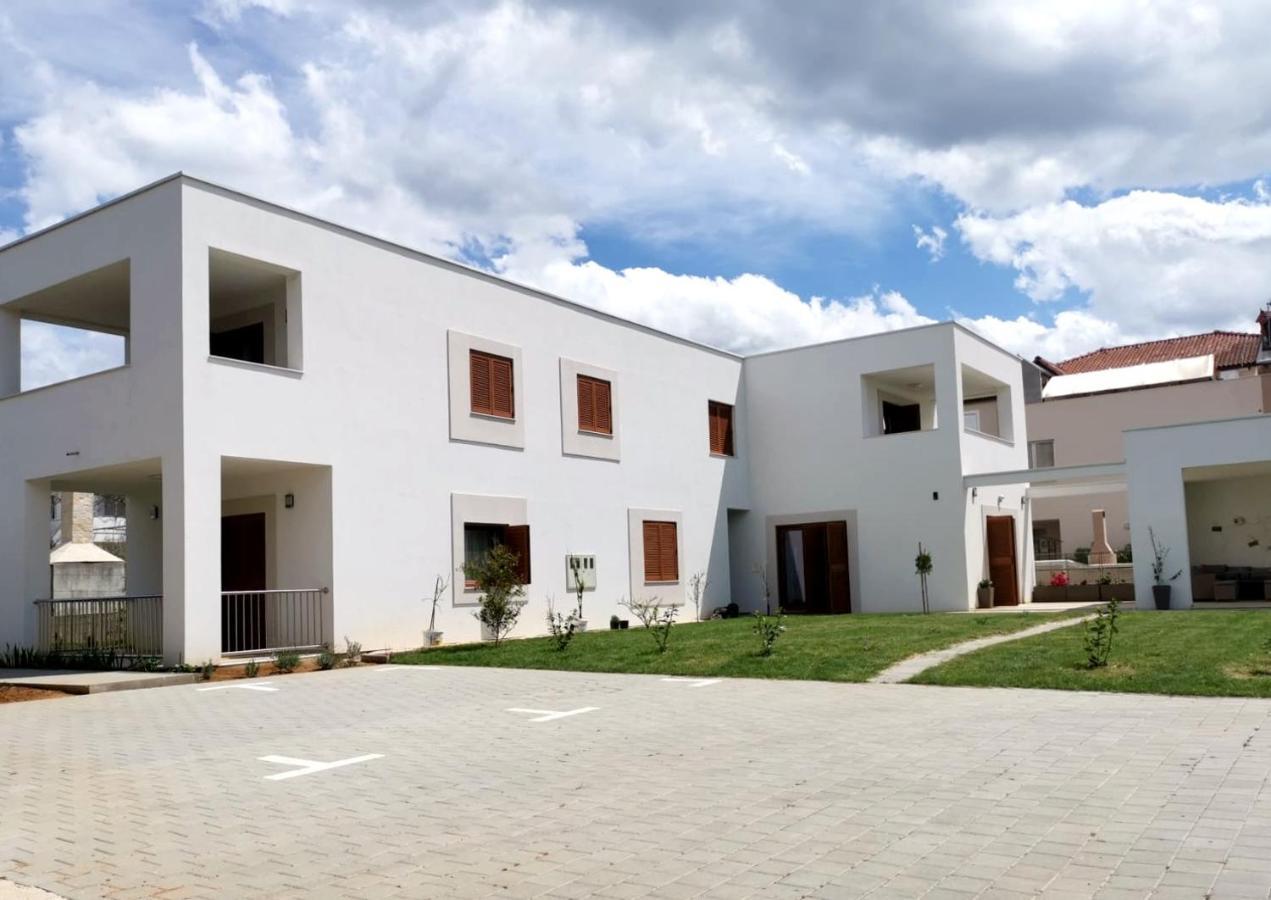 Apartments Leticia Vrsi Esterno foto